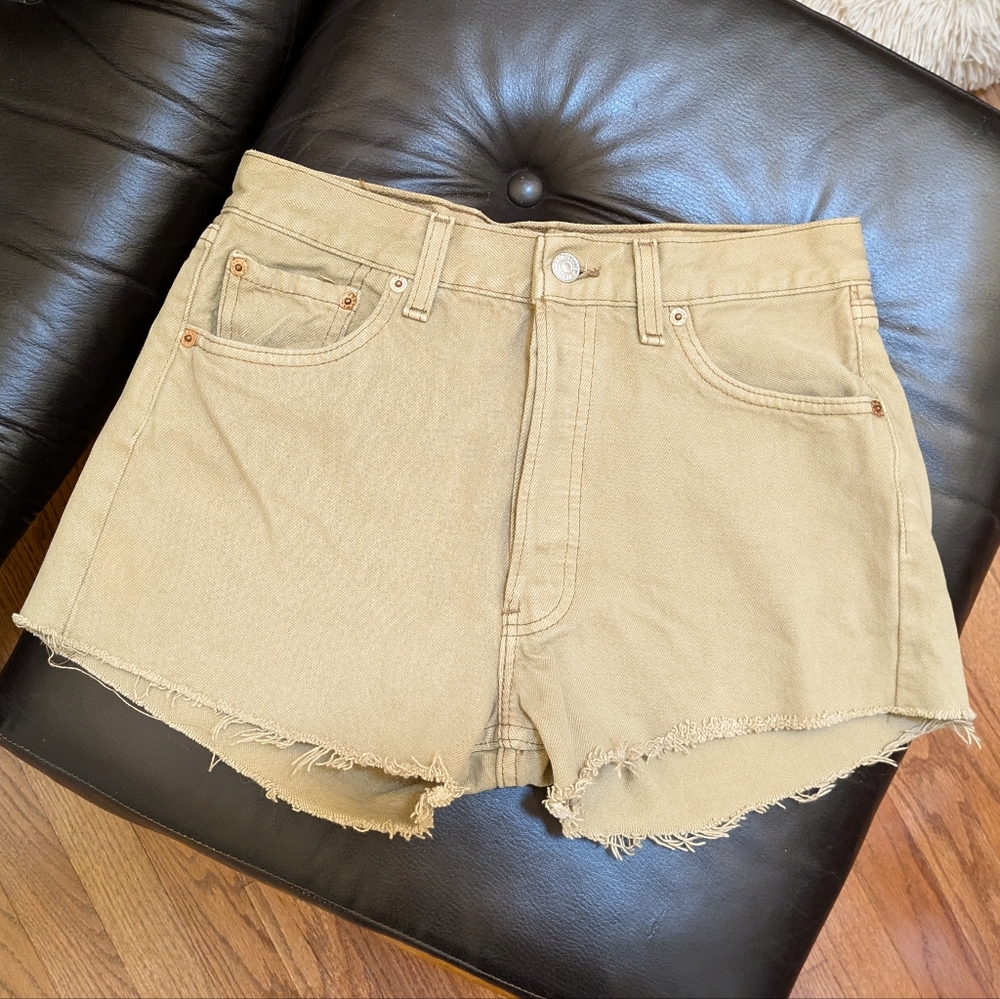 Adorable Levi's vintage cutoff high waisted shorts size 27